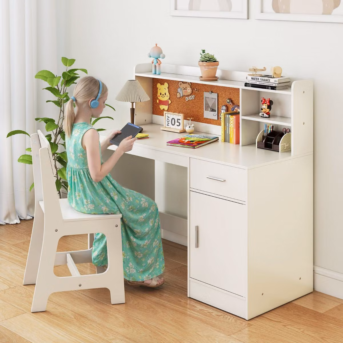 Set scrivania e sedia Costway per bambini con mensole e cassetto, ideale per camera da letto o asilo nido, Bianco