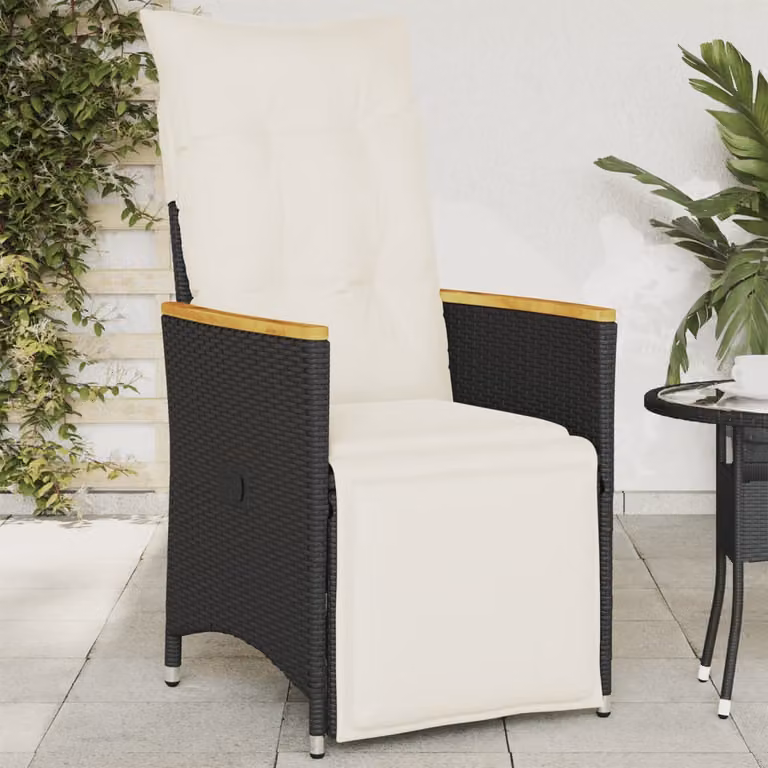 Sedia da giardino reclinabile vidaXL in rattan e legno di acacia oliato con cuscini, colore nero e bianco
