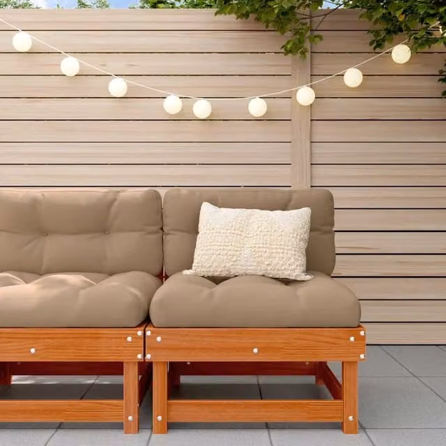 Divano da esterno a L in legno di pino massiccio con cuscini beige e marrone DESIGN IN – 1