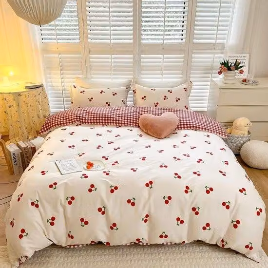 Ibenzoa® Set di lenzuola per culla 135x200 cm – Motivo ciliegie, reversibile, in microfibra, include federa 80x80 cm,  Oeko-Tex Standard 100, con cerniera