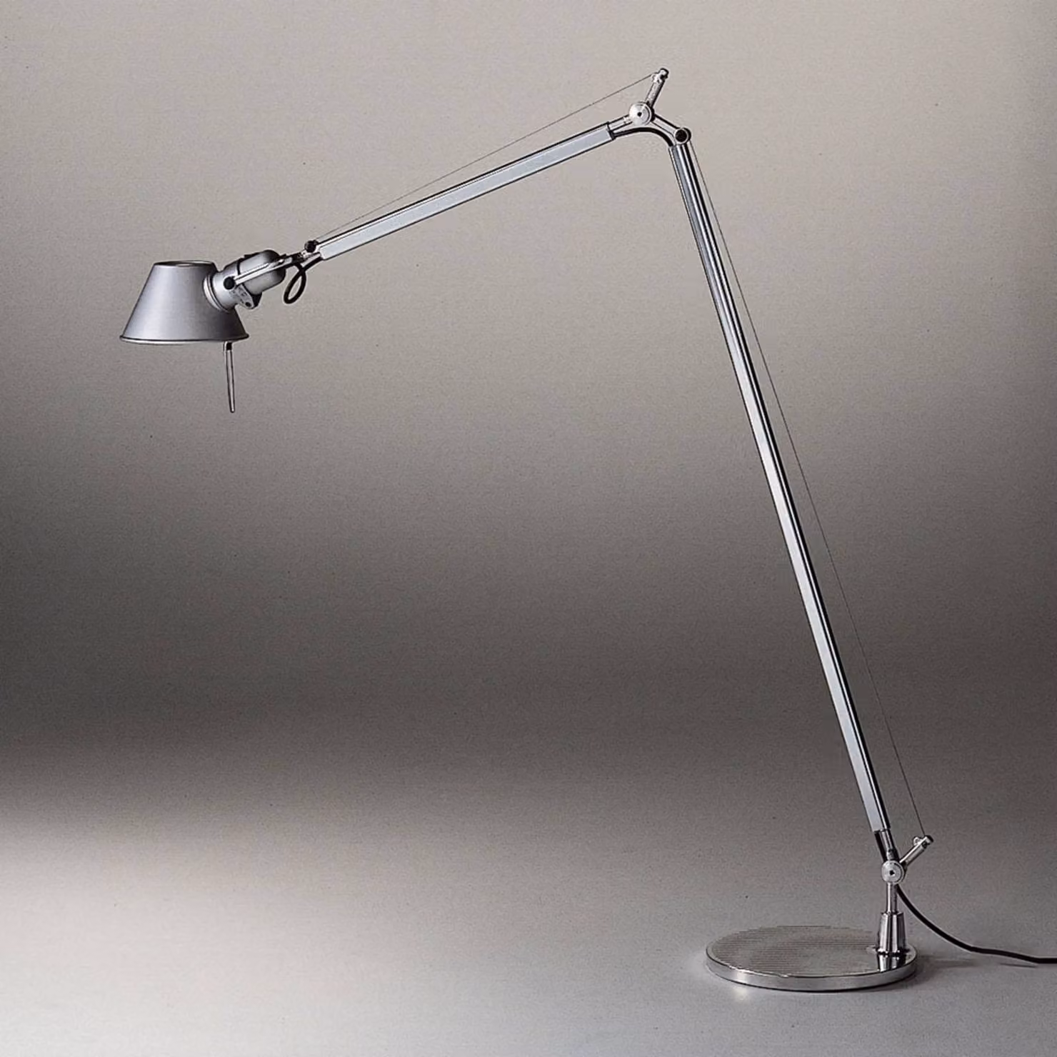 Artemide Lampada da terra di design Tolomeo Reading, dimmerabile, Alluminio / Grigio / Zincato, Soggiorno / Sala da pranzo, Alluminio, Design, Lampada da terra