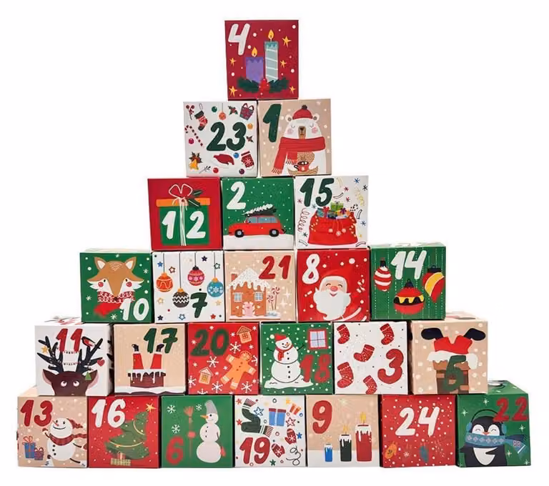 Calendario dell'Avvento da riempire, composto da 24 scatole. Dimensioni: 7x7x7 cm. Realizzato in cartoncino resistente con numeri stampati