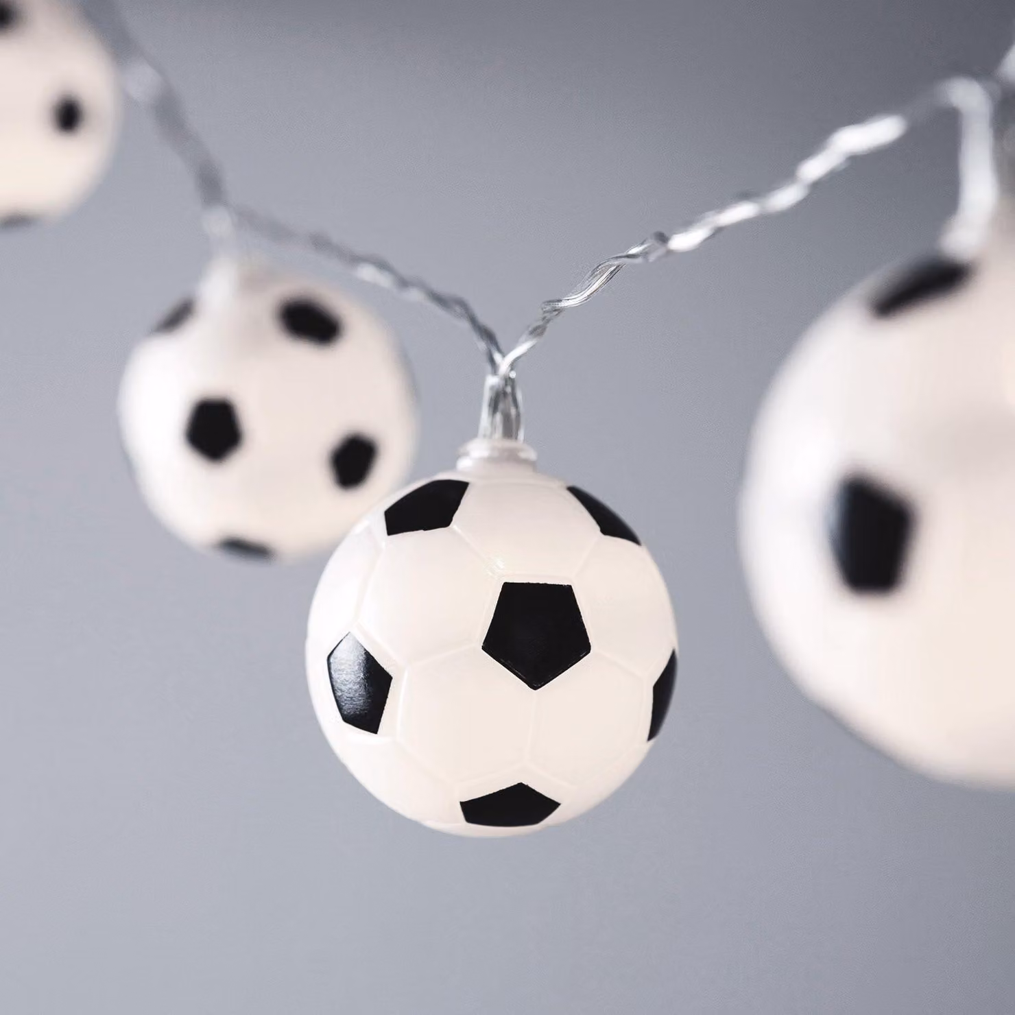 Catena luminosa con 10 luci a LED a forma di pallone da calcio, colore bianco, con timer, alimentata a batteria