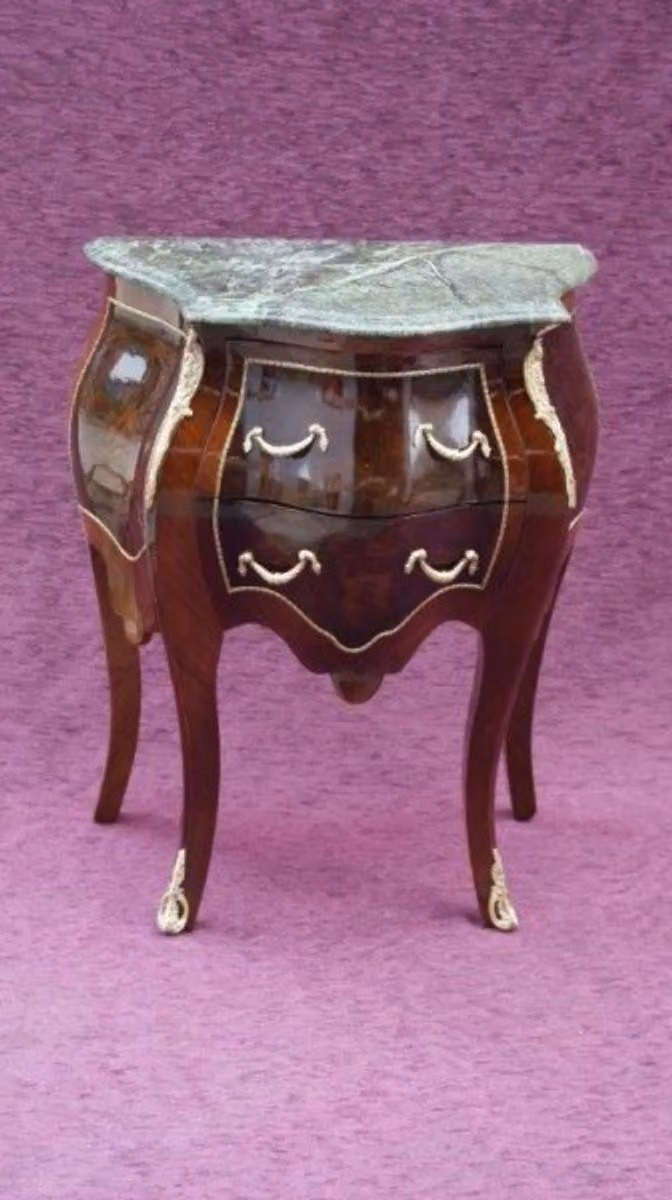Comò Casa Padrino in stile barocco, in legno di mogano marrone con piano in marmo, dimensioni 59 cm di larghezza x 73 cm di altezza. Comodino artigianale in stile antico