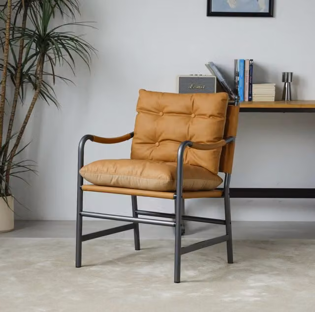 Poltrona accento MODFU in stile Mid Century con rivestimento in pelle sintetica marrone e struttura in metallo