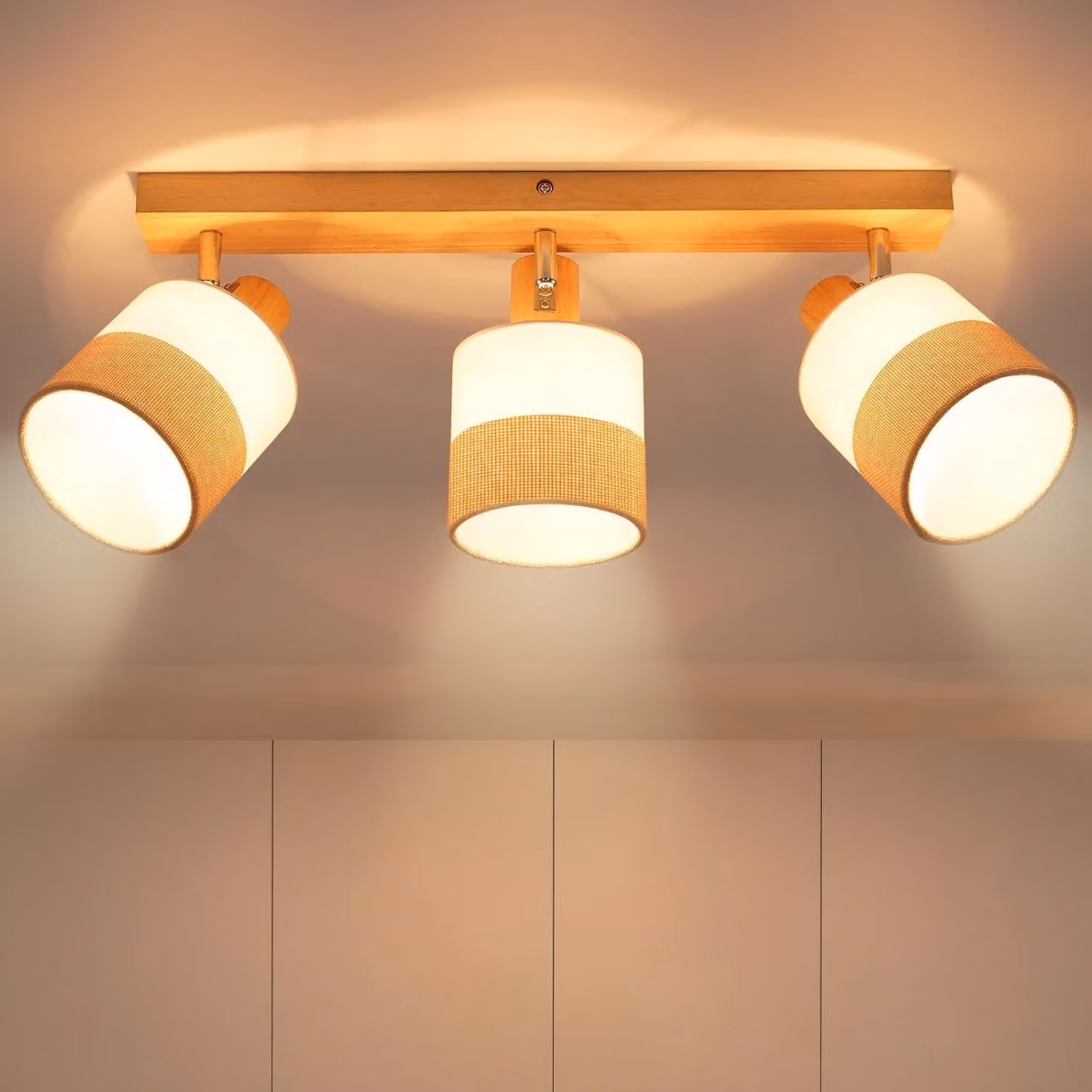 Lampada a soffitto a tre luci, attacco E14, realizzata in legno e tessuto, ideale per il soggiorno, con possibilità di regolazione a 350°