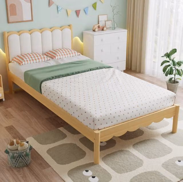 Letto singolo per bambini MODFU con testiera imbottita in ecopelle e struttura in legno massiccio, beige e naturale, L/P/H: 90 x 200 x 106,5 cm