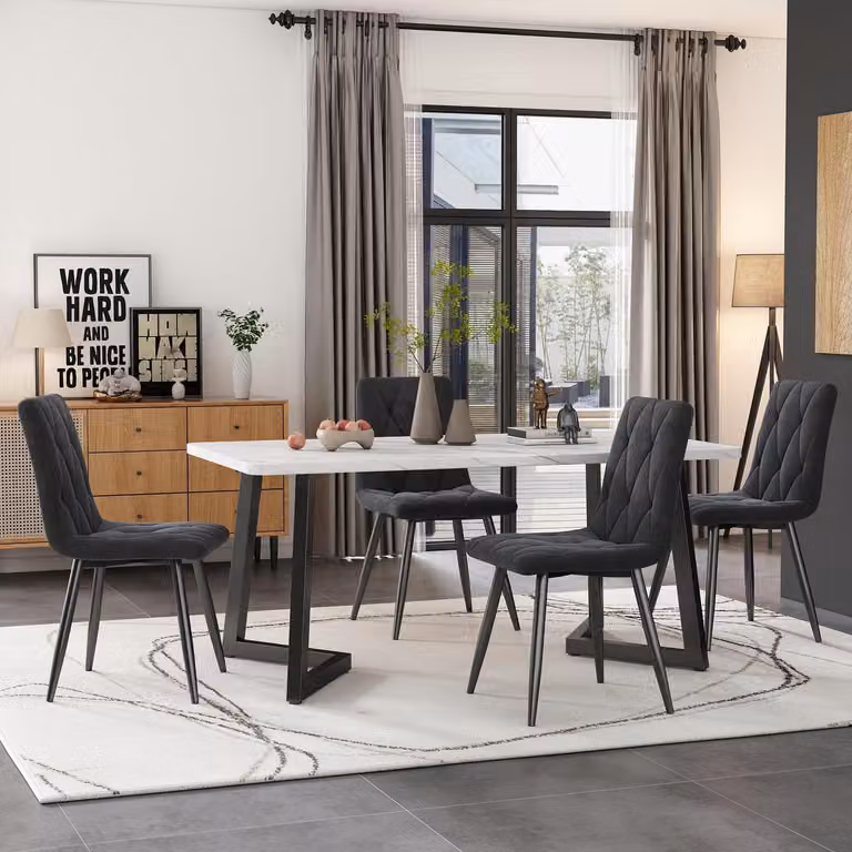 Set da pranzo composto da tavolo e 4 sedie. Il tavolo è rettangolare, con dimensioni di 117x68x75 cm, piano in bianco e gambe in metallo nero. Le sedie sono 4, rivestite in velluto grigio