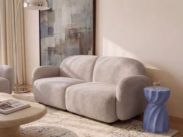 Divano a 2 posti BELIANI in tessuto bouclé beige con stile retrò e struttura in legno massiccio per il tuo soggiorno