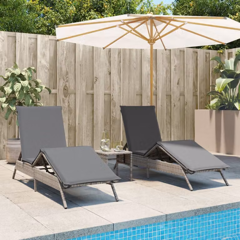 Set di 2 lettini prendisole con tavolino vidaXL in polyrattan grigio con poggiatesta regolabile