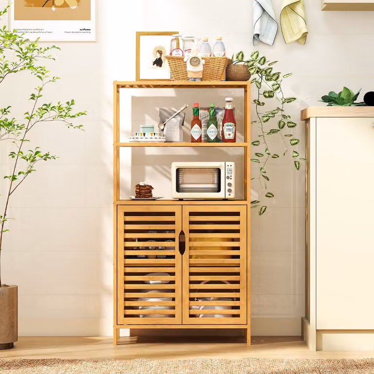 Scaffale moderno in bambù Costway con 4 ripiani, ante a persiana e mensole aperte, colore naturale/marrone