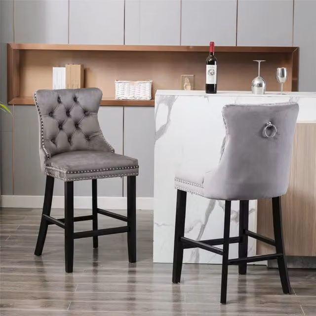 Set di 2 Sgabelli da Bar MINIMAL in Velluto Grigio con Gambe in Legno e Dettagli a Bottoni