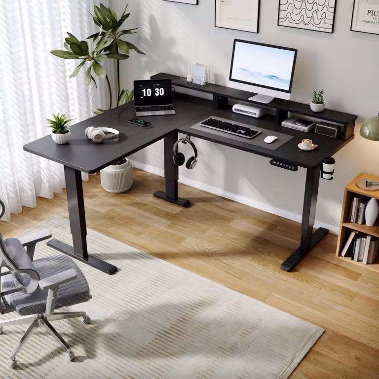 AIORBER Scrivania angolare regolabile in altezza a L, elettrica, 160x140 cm, scrivania sit-stand con supporto per monitor, prese di corrente, portabicchieri e gancio per cuffie, nera