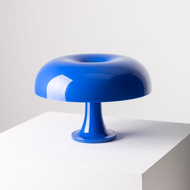 Artemide Nessino Lampada da tavolo in plastica blu con tecnologia LED