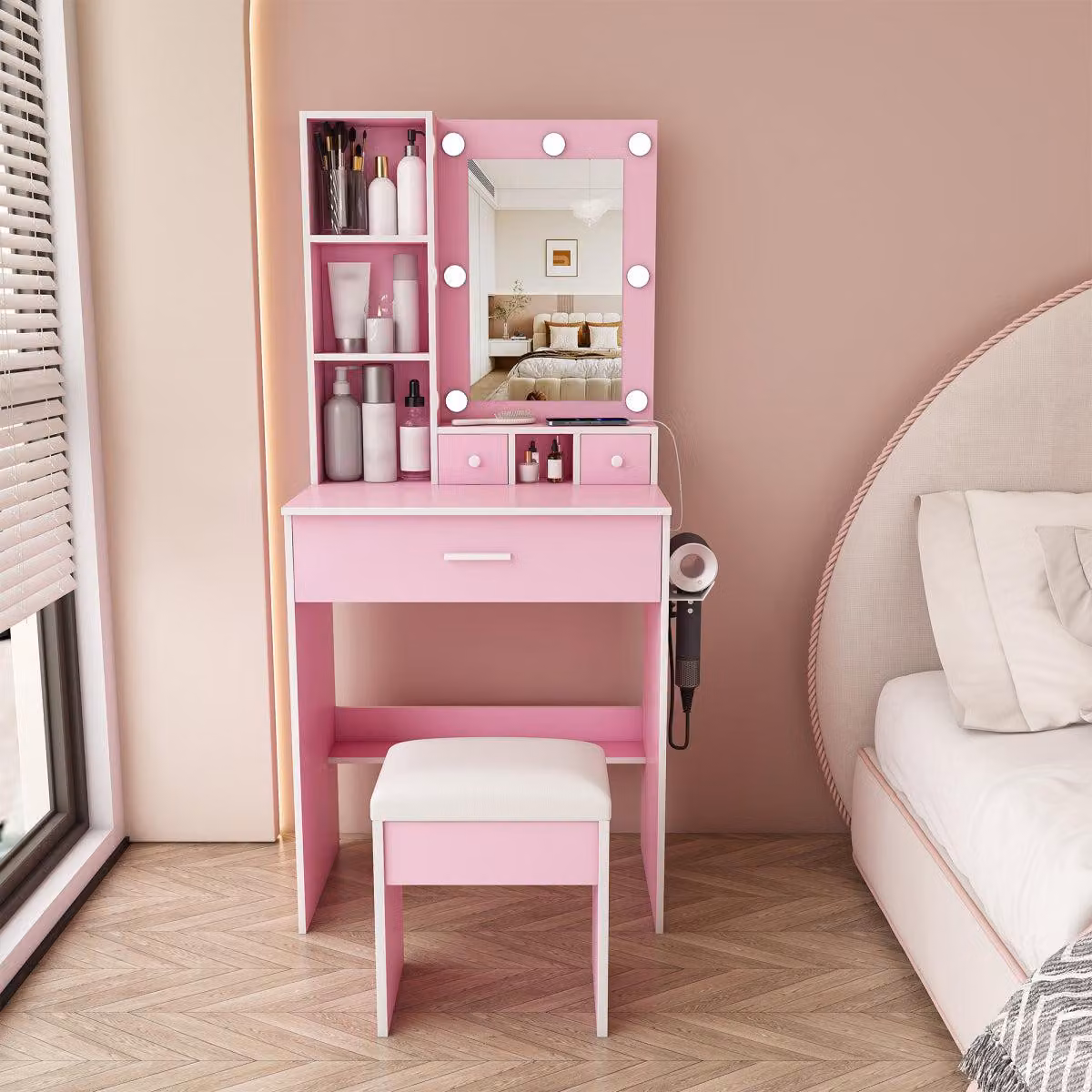 Set da trucco con dimensioni B60/H131.5/T38 cm, colore rosa, dotato di specchio, illuminazione LED regolabile, presa di corrente, supporto per asciugacapelli, cassetti e poggiapiedi