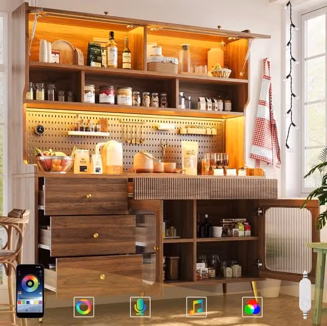 Credenza alta moderna con illuminazione LED RGB controllabile tramite app, ante in vetro rigato e pannello in metallo, colore marrone, L: 145 cm, P: 39 cm, H: 171 cm