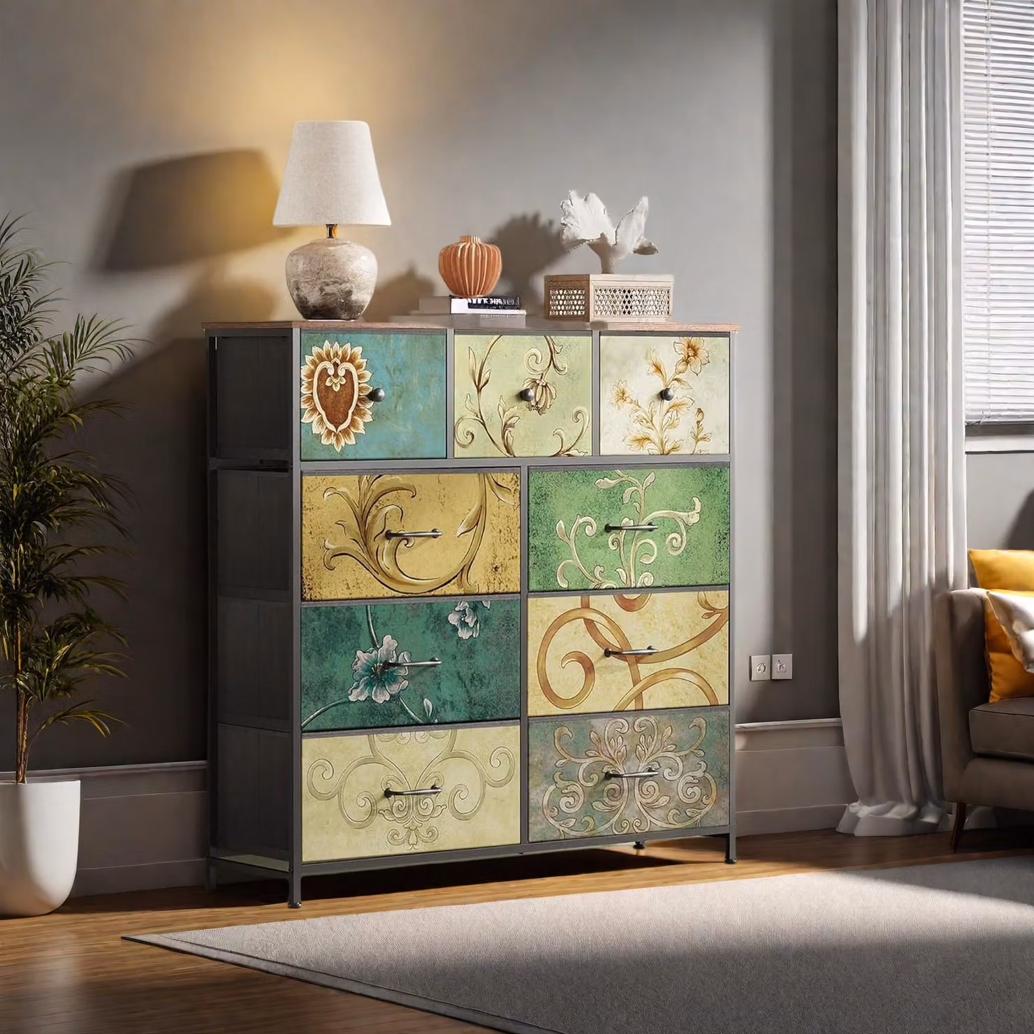 Cassettiera vintage a 9 cassetti con frontali decorativi multicolore, robusta struttura in metallo, originale contenitore retrò per la casa