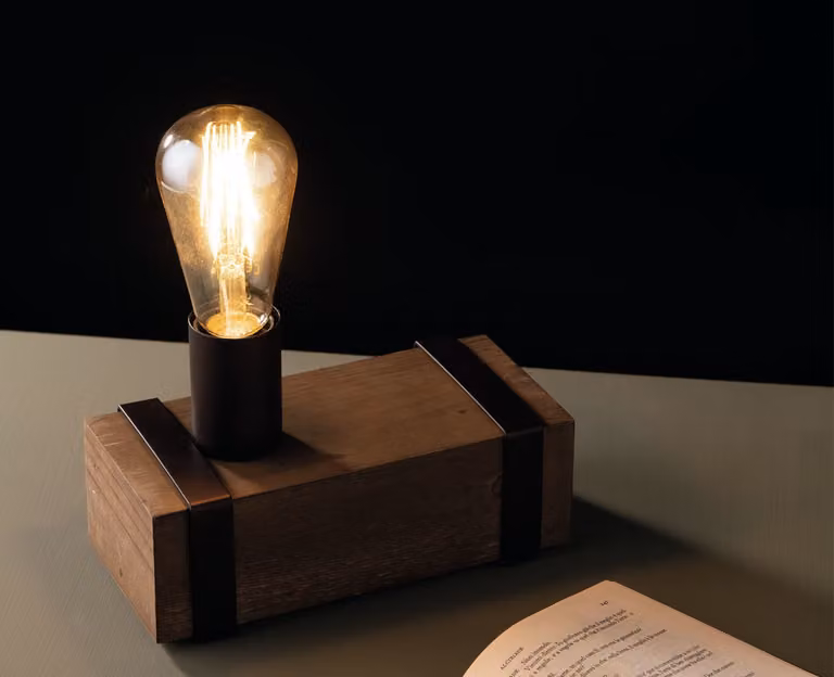Lampada da tavolo dal design industriale vintage originale, a una luce, con travi in legno anticato