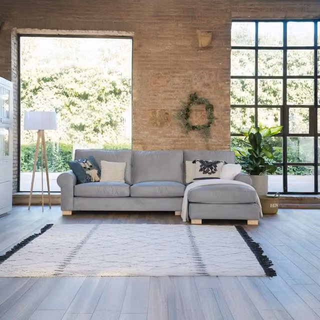 Sofà lettino Lulú Banak a 4 posti con orientamento sinistro, modello L-shape in tessuto grigio con struttura in legno e schienale imbottito