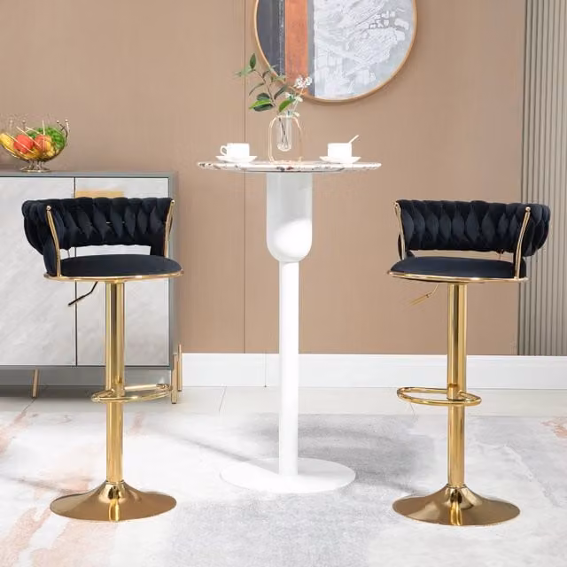 Sgabello da bar OKWISH girevole a 360 gradi con schienale traforato, regolabile in altezza, rivestimento in velluto nero e base dorata – 1
