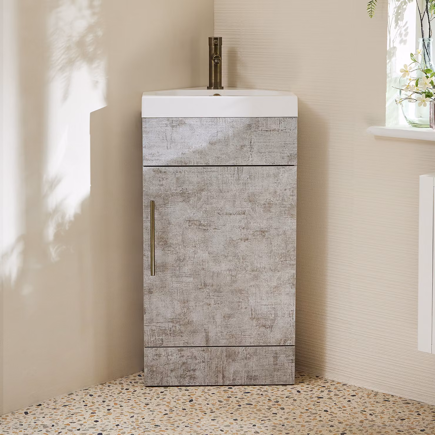 Mobile Bagno a Terra Angolare Grigio Cemento da 450mm con Lavabo e Maniglia con Barra a T in Ottone Spazzolato - Cluo
