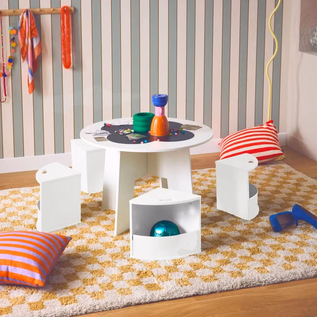 Set tavolo rotondo con ardesia e 4 sedie contenitore Sweeek per bambini, bianco – 2