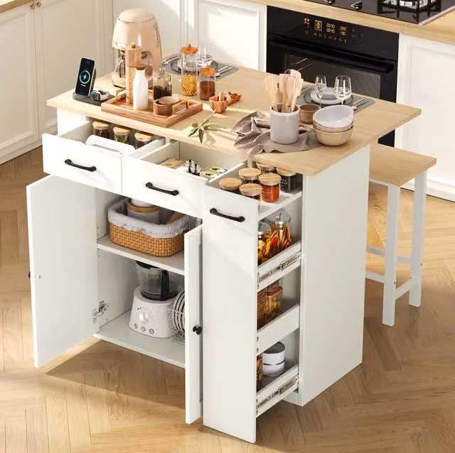 Isola cucina allungabile con ripiani regolabili, cassetti, prese elettriche e due sgabelli, bianca, ideale per cucina e sala da pranzo