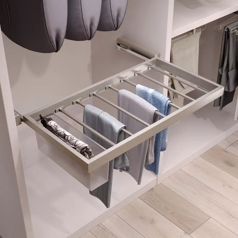 Kit di organizzazione per armadio Emuca con 7 aste portapantaloni, 2 vassoi e 1 telaio a scorrimento con chiusura ammortizzata, colore nero e grigio – 2