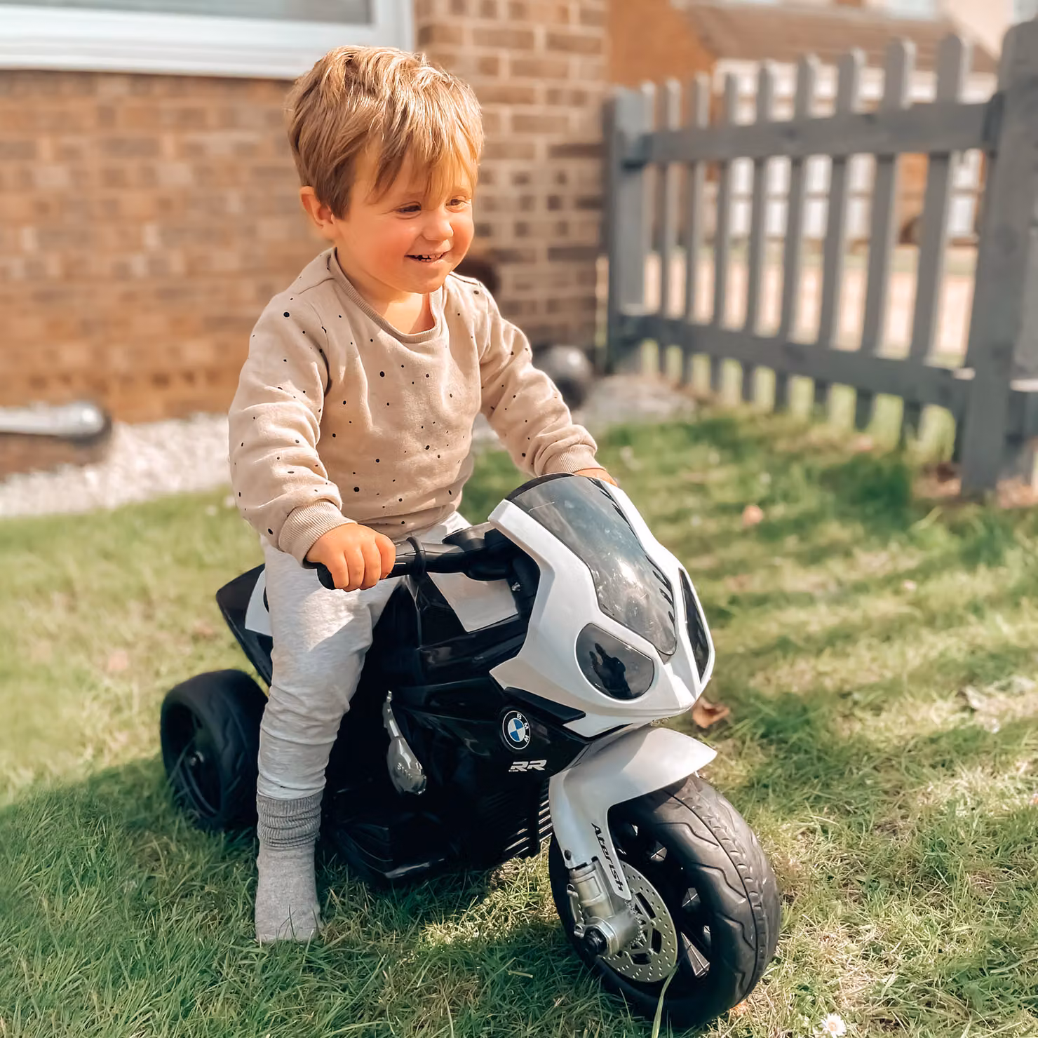 Moto Elettrica per Bambini HOMCOM con Licenza BMW, 3 Ruote, Batteria Ricaricabile 6V, Bianca e Nera, L/P/H: 66 x 37 x 44 cm – 2