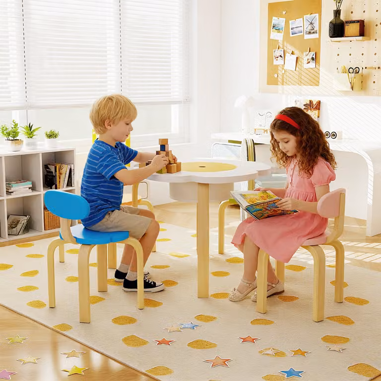 Set tavolo e sedie per bambini Costway in legno a forma di fiore multicolore con piano rotondo e design moderno