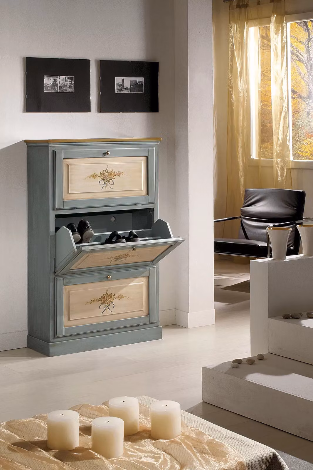 Scarpiera a 3 ante in legno massello Mobili 2G azzurro e ocra L: 80 cm, P: 30 cm, H: 130 cm – 2