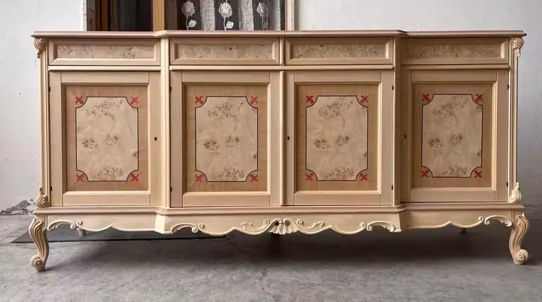 Credenza classica barocca con 4 porte e 4 cassetti in legno di pino e faggio intarsiato Mobili 2G L: 227 cm, P: 60 cm, H: 106 cm