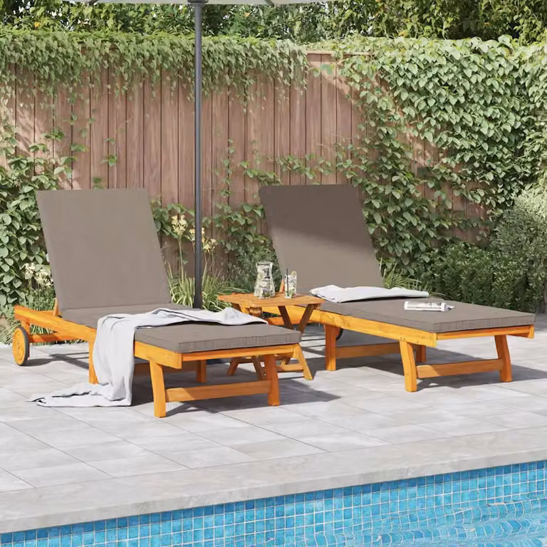 Set di 3 lettini da sole vidaXL in legno di acacia marrone con poggiatesta regolabile e cuscini in poliestere resistente ai raggi UV