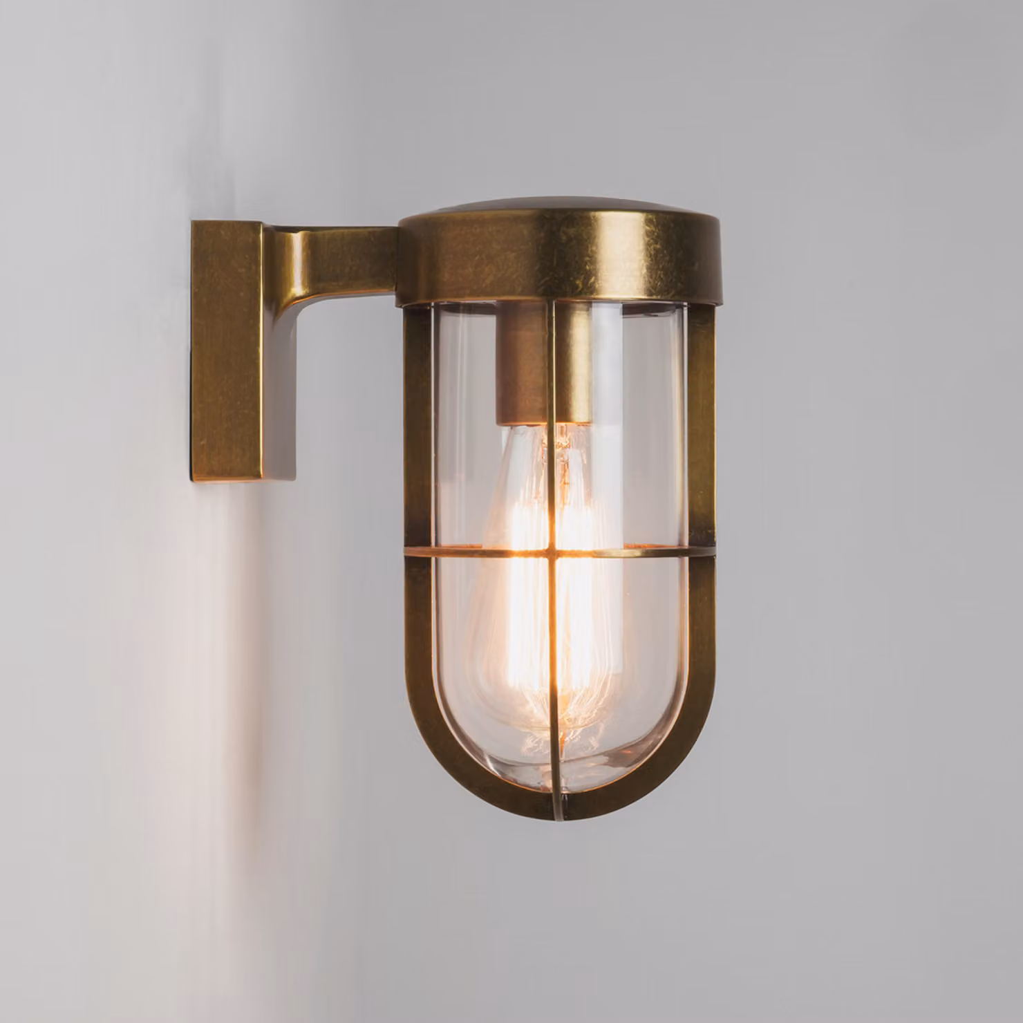 Astro Cabin - Lanterna da parete per esterni a 1 luce in ottone antico IP44, E27