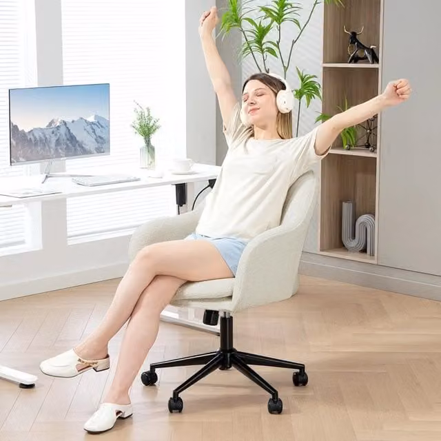 Sedia da ufficio girevole OKWISH in tessuto effetto velluto beige con altezza regolabile e ruote, L: 60 cm, P: 63 cm, H: 120 cm – 1