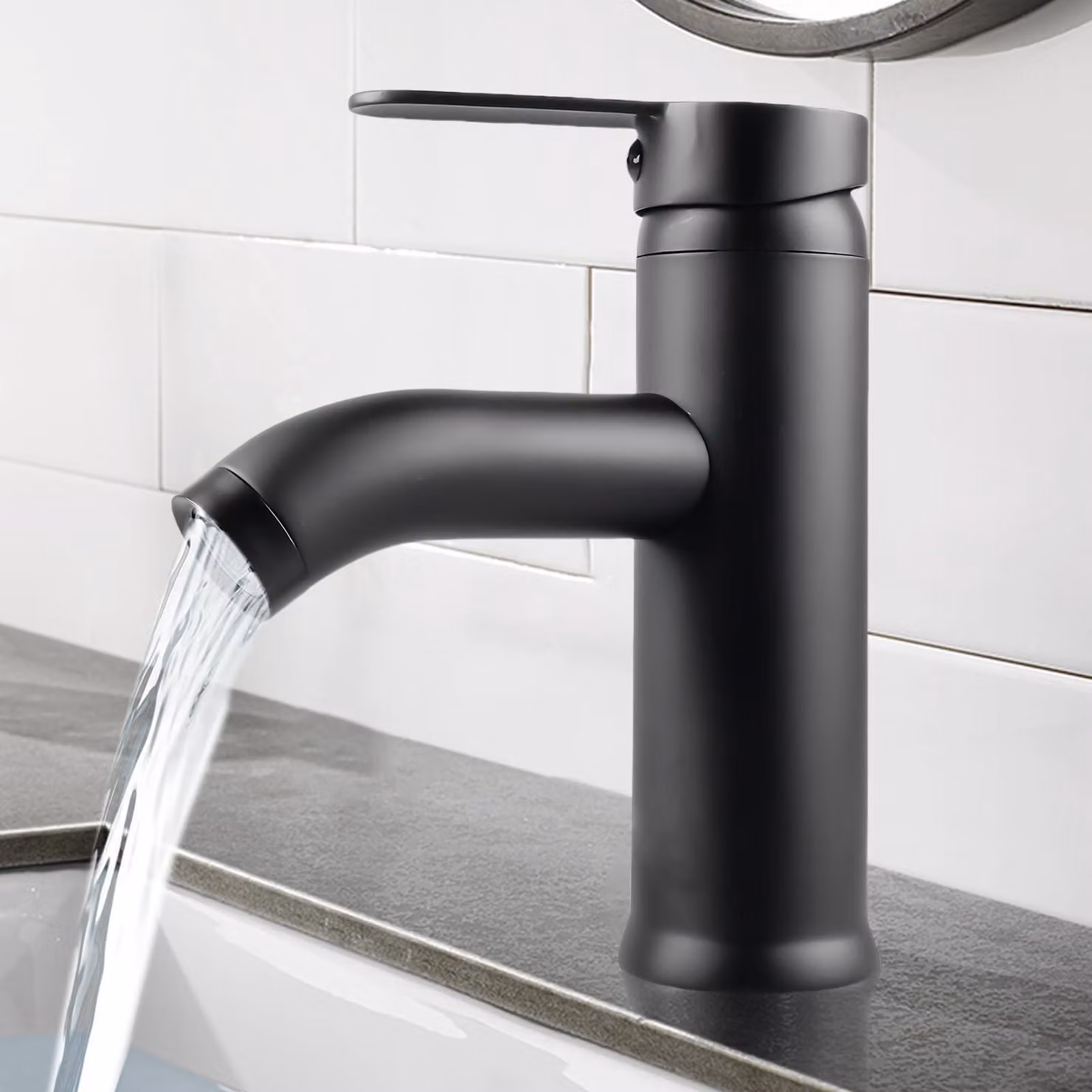 Rubinetto elegante in acciaio inossidabile per lavabo, con due manopole