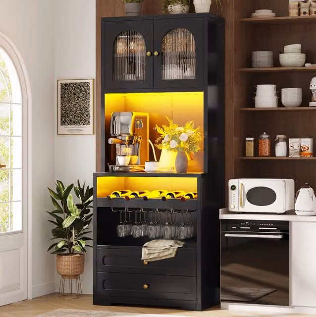 Credenza alta nera con ante in vetro arcuate, LED smart, portabottiglie e USB