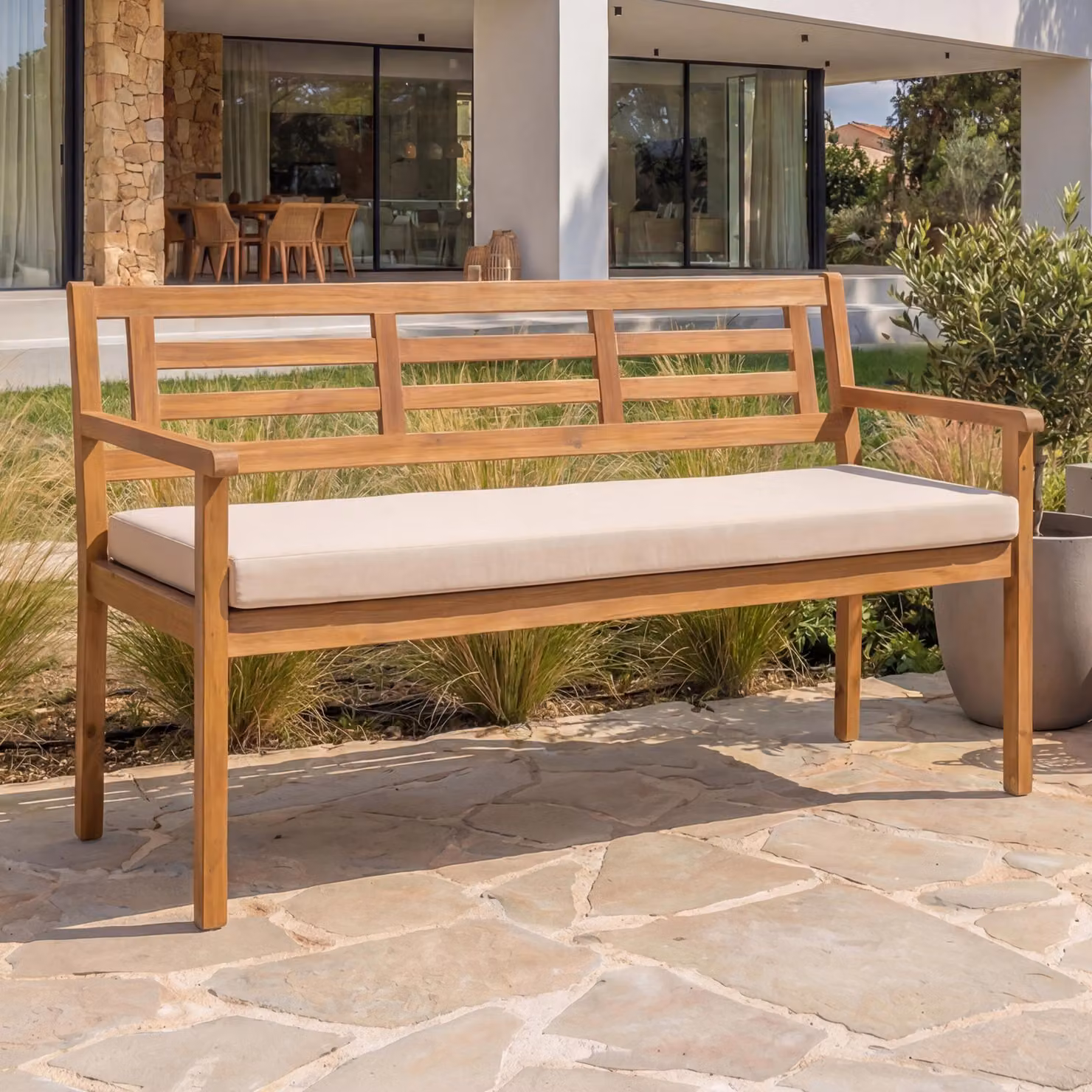 Panchina da giardino MCW-N47, panchina da parco, panchina in legno massiccio di acacia MVG ~ Cuscini color crema-beige