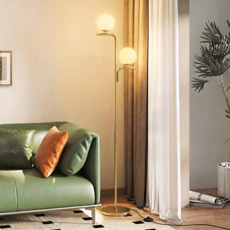 Lampada da terra LED Moonbite con 2 paralumi in vetro, 3 temperature di colore controllabili tramite interruttore a pedale, lampadina E27 inclusa, base stabile in acciaio, finitura dorata