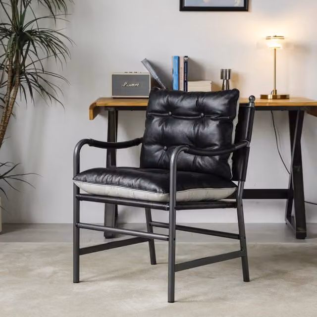 Poltrona accent MODFU in stile mid-century con rivestimento in pelle nera, braccioli e struttura in metallo opaco