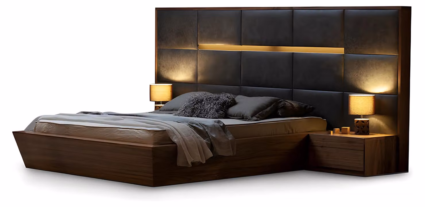Il letto alto ed elegante è rivestito con tessuti raffinati.