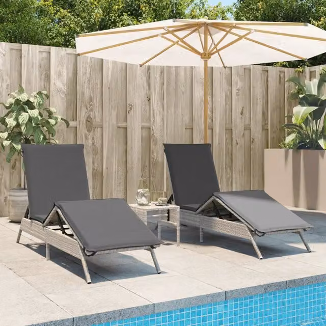 Lettini Prendisole 2pz con Tavolino Grigio Chiaro in Polyrattan 4002715