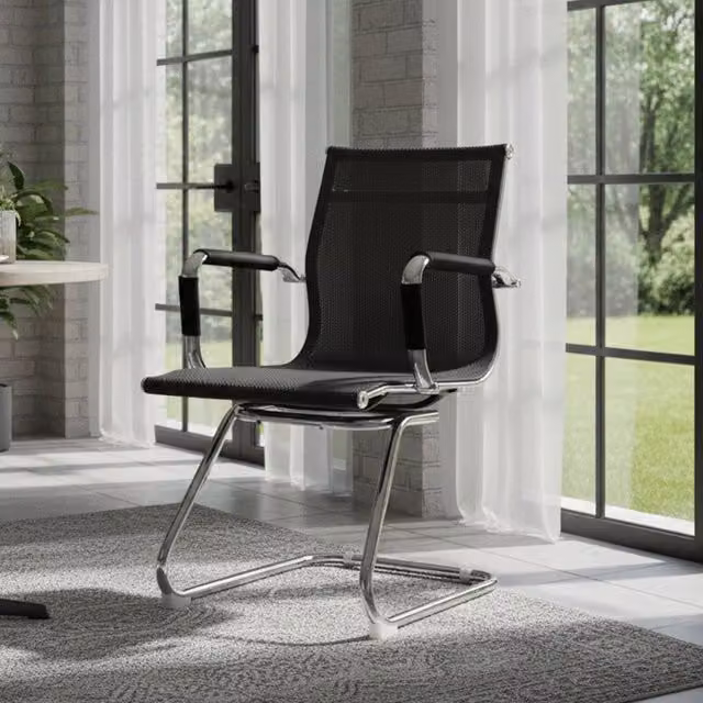 Sedia Balvano moderna in tessuto grigio e nero con braccioli e struttura in metallo nero opaco
