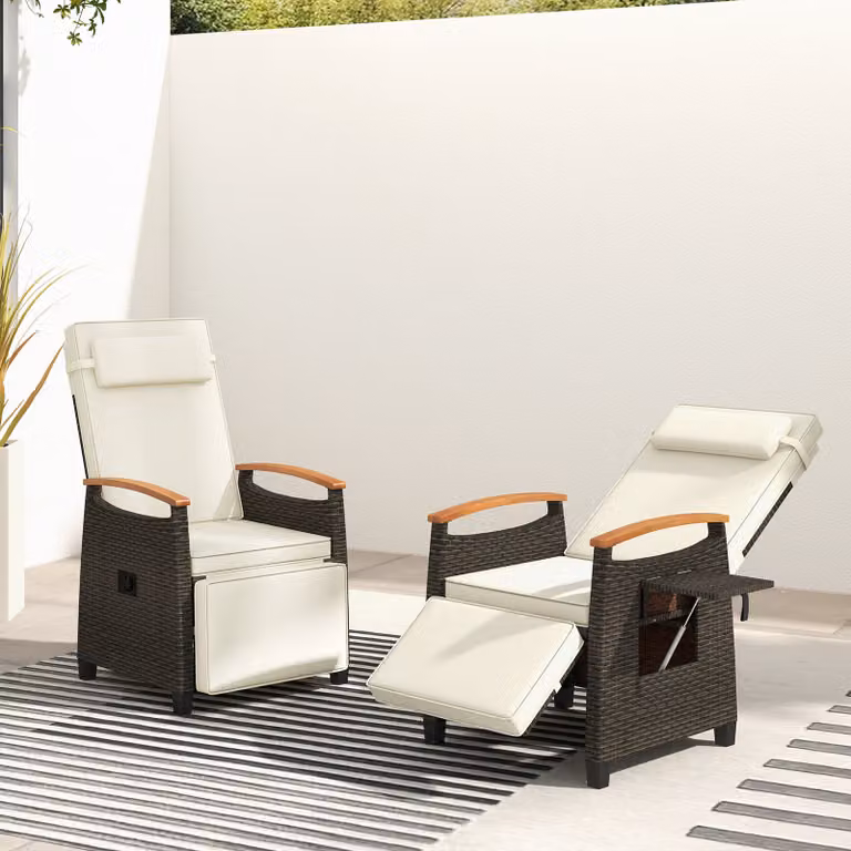 Set di 2 poltrone reclinabili da giardino Costway con poggiapiedi e tavolino pieghevole, sedie da esterno in rattan bianco con schienale regolabile e braccioli, portata 180 kg