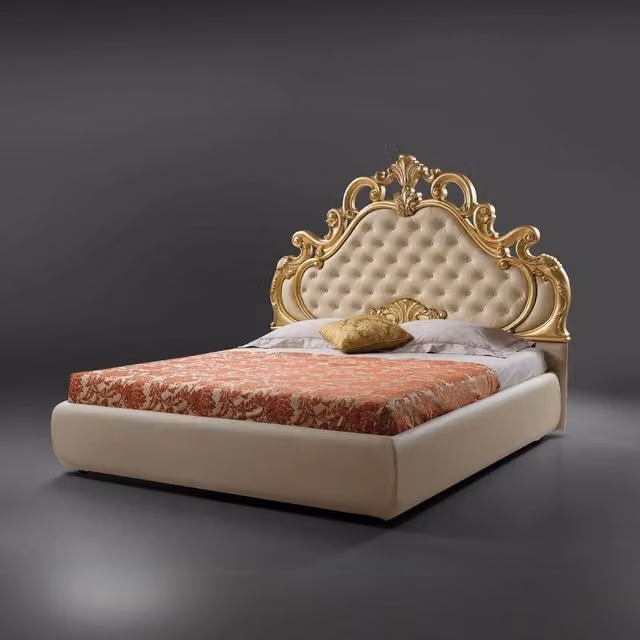 Letto matrimoniale contenitore Aleksandra in ecopelle beige e oro con testiera trapuntata e dettagli in cristallo H: 154 cm, L: 180 cm, P: 212 cm
