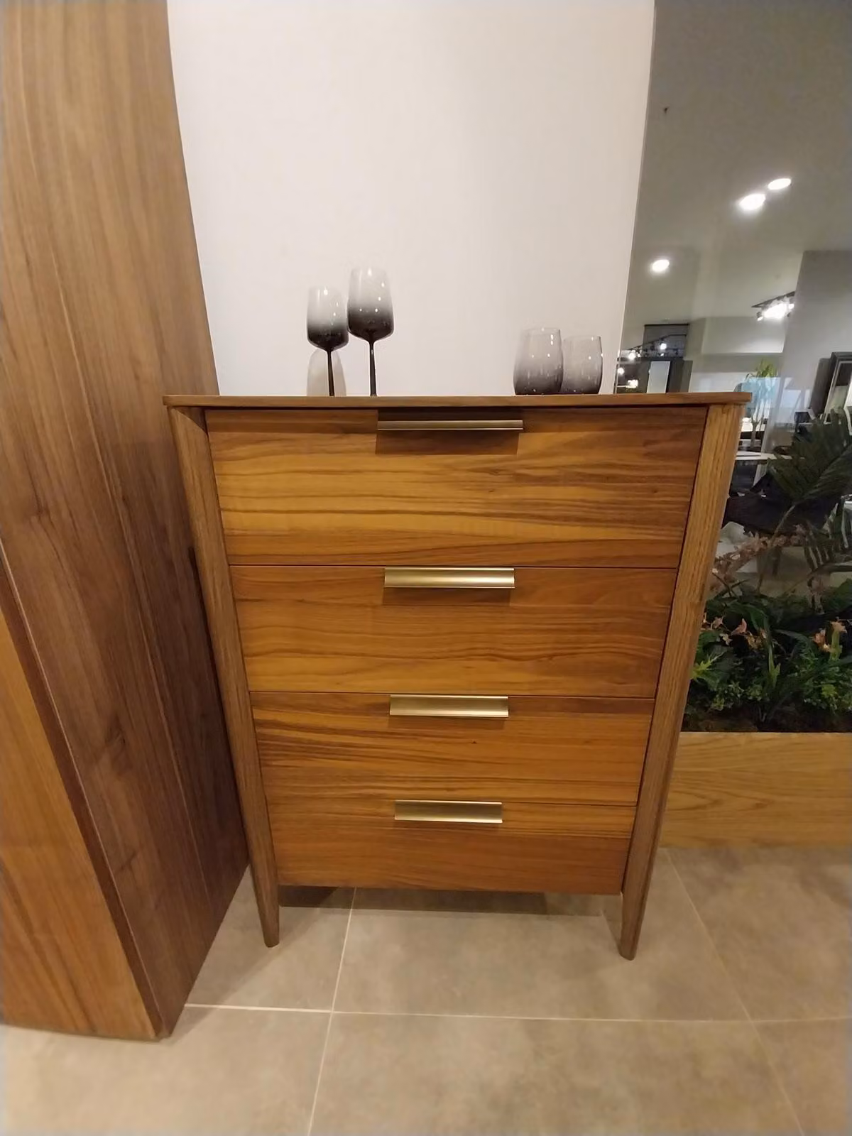 Luxus Schlafzimmer Kommode mit 4 Schubladen Holzschrank Design Möbel Holz
