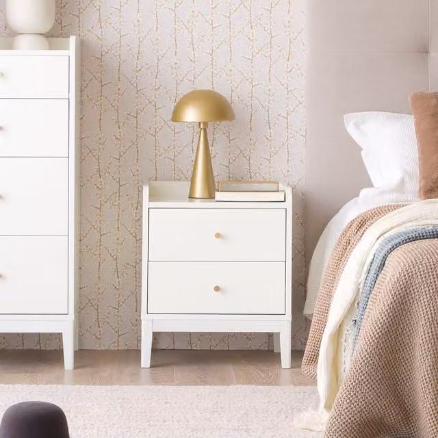 Comodino Banak in legno laccato bianco e oro stile vintage per la tua camera da letto