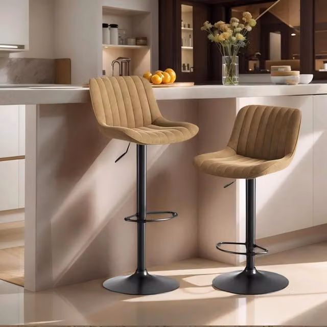 Sgabello da bar Mivray girevole a 360° regolabile in altezza in velluto marrone con schienale curvo