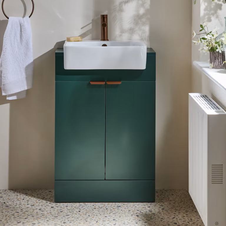 Mobile Bagno a Terra Verde Scuro da 550mm con Lavabo e Maniglie con Impugnatura a Dito in Rame Satinato - Cluo