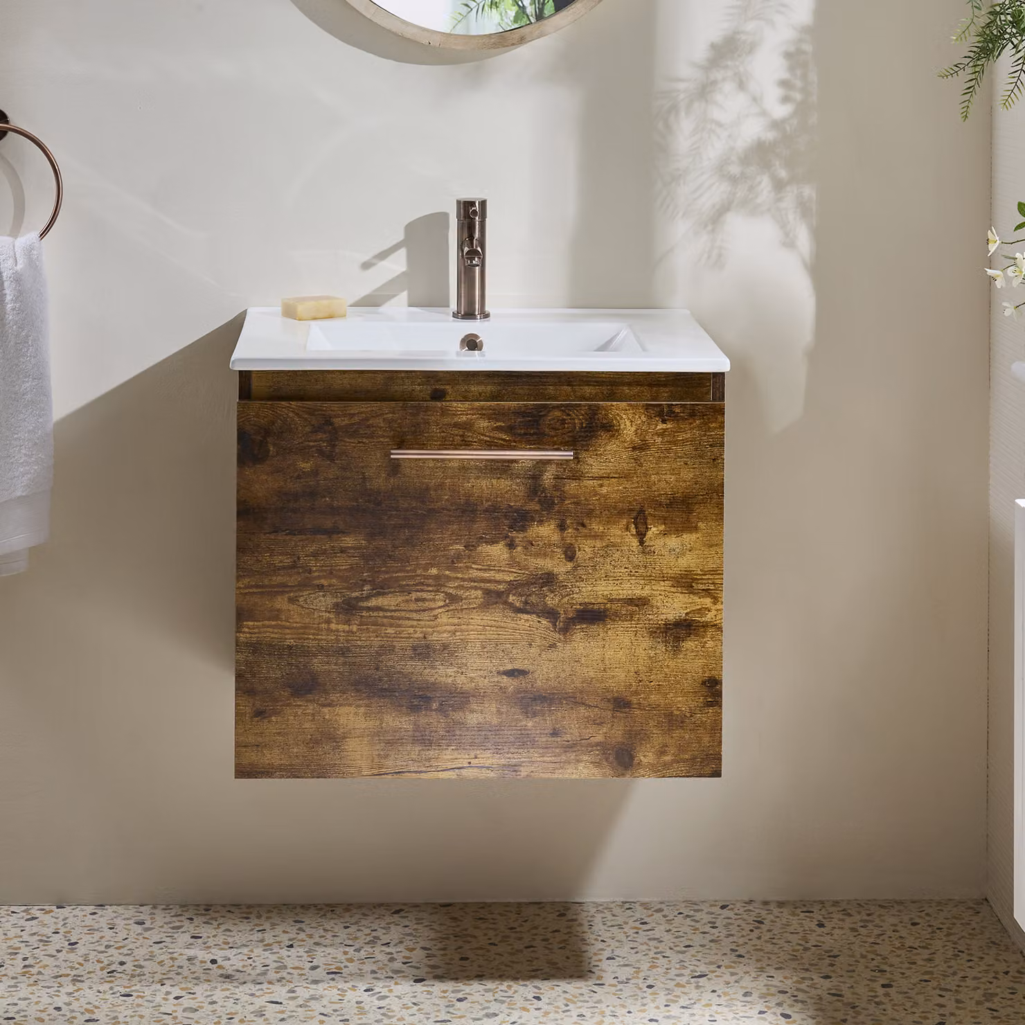 Mobile Bagno Rovere Scuro Sospeso da 600mm con Lavabo e Maniglia con Barra a T in Bronzo Spazzolato - Cluo